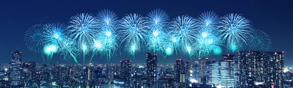 Феєрверки, святкування за Токіо cityscape в нічний час, Японія — стокове фото