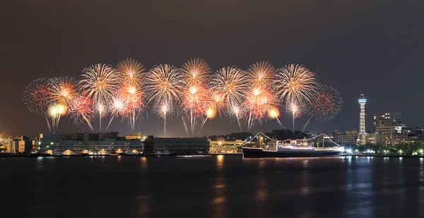 Feuerwerk über der Yachthafenbucht in Yokohama-Stadt — Stockfoto