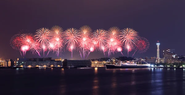 Fuegos artificiales celebrando sobre la bahía marina en la ciudad de Yokohama —  Fotos de Stock
