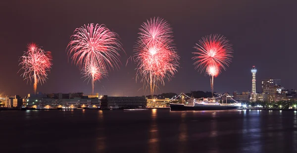 Fuegos artificiales celebrando sobre la bahía marina en la ciudad de Yokohama —  Fotos de Stock