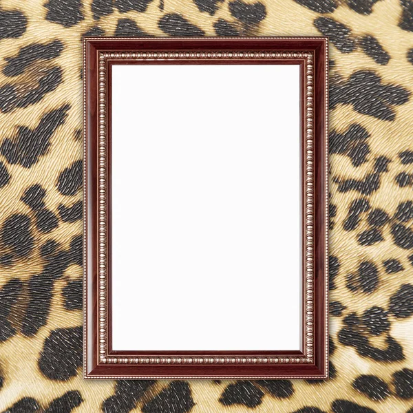 Leeg frame van hout op leopard textuur — Stockfoto