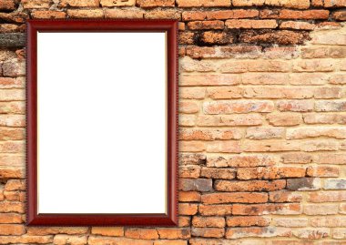 tuğla duvarın üzerinde boş ahşap çerçeve 