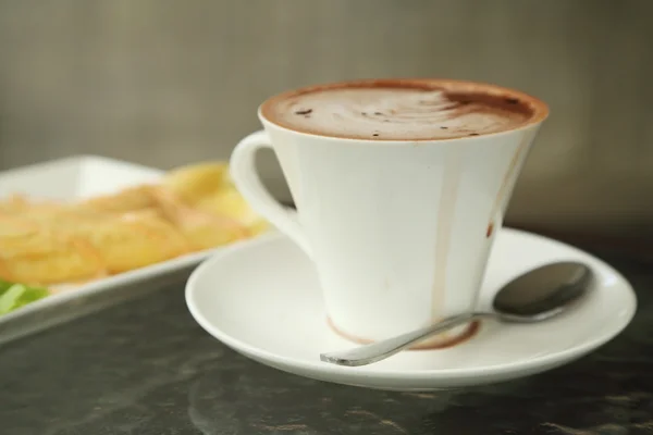 Tasse de chocolat chaud avec du lait crémeux art — Photo