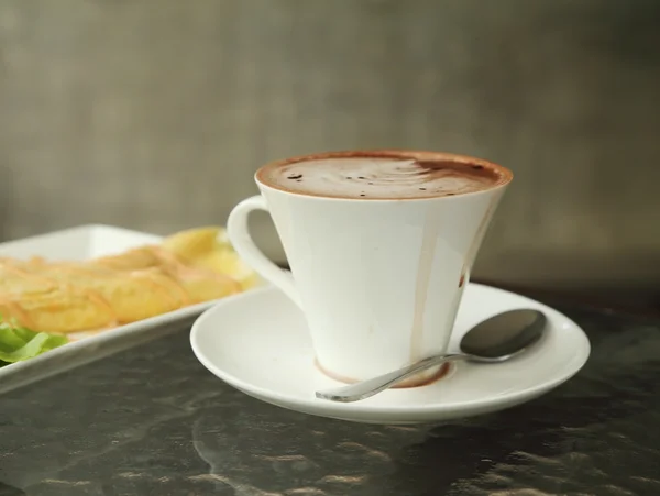 Kop warme chocolademelk met kunst romige melk — Stockfoto