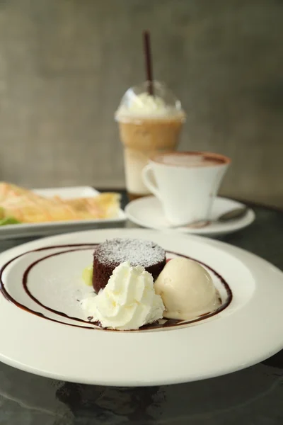 Gâteau de lave au chocolat avec crème glacée et boisson — Photo