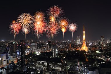 Tokyo cityscape üzerinde gece kutluyor havai fişek