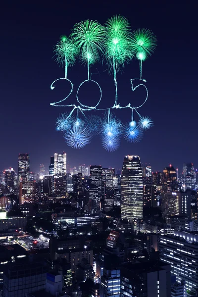 2015 Fuegos artificiales de Año Nuevo celebrando sobre el paisaje urbano de Tokio — Foto de Stock