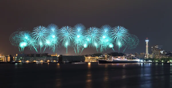 Ohňostroj oslava nad marina bay v Jokohamě — Stock fotografie