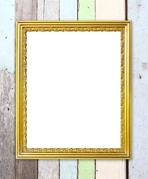 Lege gouden frame op houten muur — Stockfoto