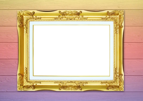 Zlatý rám na barevné dřevěné zdi pozadí — Stock fotografie