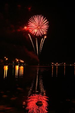 gece gökyüzü üzerinde güzel havai fişek
