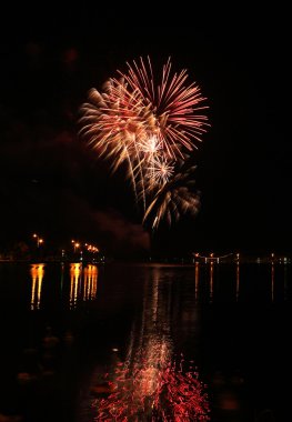 gece gökyüzü üzerinde güzel havai fişek