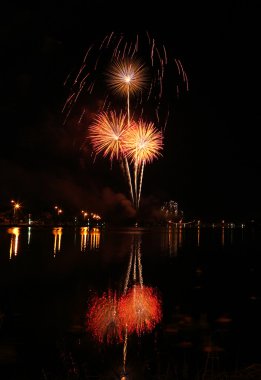 gece gökyüzü üzerinde güzel havai fişek