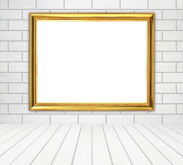 Leerer goldener Rahmen im Zimmer mit weißer Holzwand (Blockstil) und — Stockfoto
