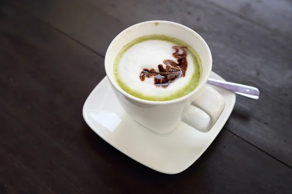 Kopje warme matcha groene thee latte — Stockfoto