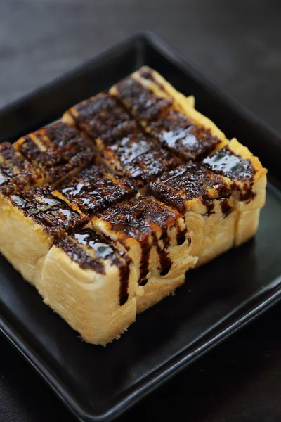 Gebackenes Brot mit Schokoladencreme — Stockfoto