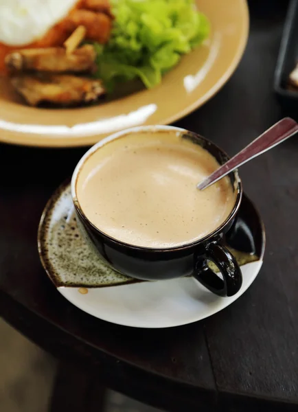 Kopje warme koffie met room — Stockfoto