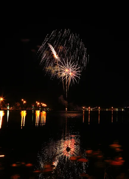 Belos fogos de artifício sobre o céu à noite — Fotografia de Stock