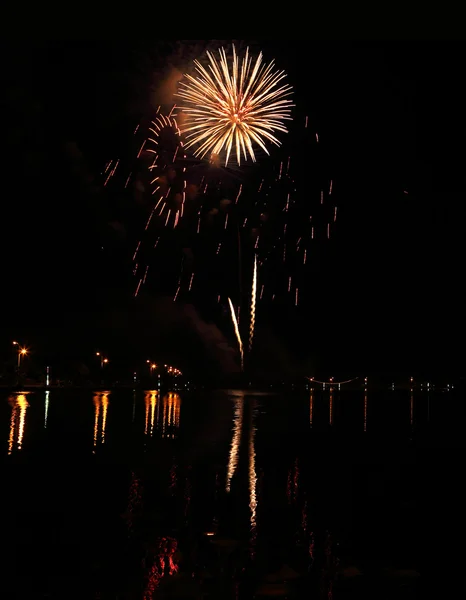 Belos fogos de artifício sobre o céu à noite — Fotografia de Stock