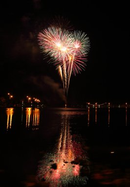 gece gökyüzü üzerinde güzel havai fişek