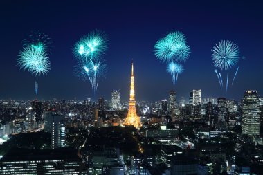 Tokyo cityscape üzerinde gece kutluyor havai fişek