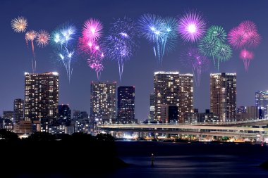 Odaiba, Tokyo cityscape geceleri üzerinde kutluyor havai fişek