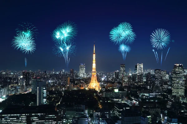 烟花在晚上庆祝在东京城市景观 — 图库照片