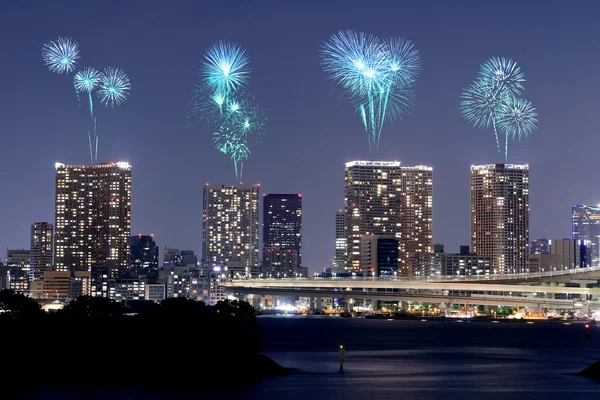 Fuochi d'artificio che festeggiano su Odaiba, paesaggio urbano di Tokyo di notte — Foto Stock