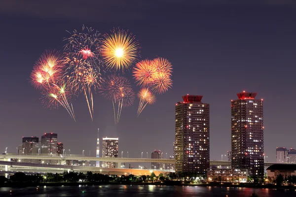 Fogos de artifício celebrando sobre Odaiba, cidade de Tóquio à noite — Fotografia de Stock