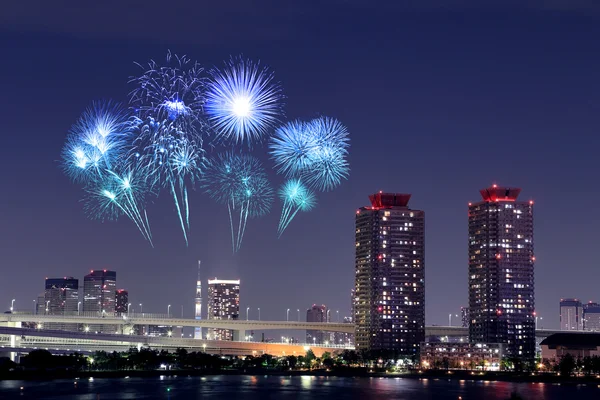 Fuochi d'artificio che festeggiano su Odaiba, paesaggio urbano di Tokyo di notte — Foto Stock