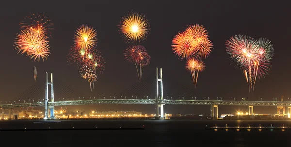 Fuochi d'artificio che festeggiano di notte sul ponte della baia di Yokohama — Foto Stock