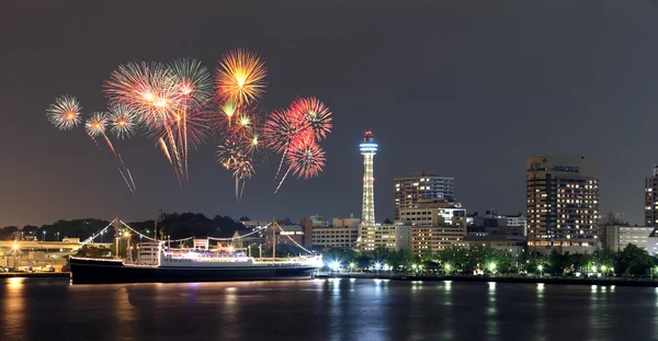 Feuerwerk über der Yachthafenbucht in Yokohama-Stadt — Stockfoto