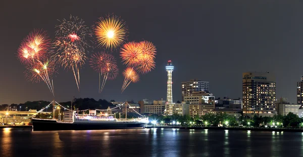 Feuerwerk über der Yachthafenbucht in Yokohama-Stadt — Stockfoto