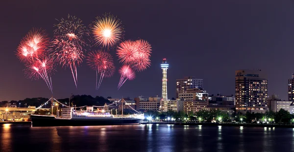 Feux d'artifice célébrant sur la baie de la marina à Yokohama City — Photo