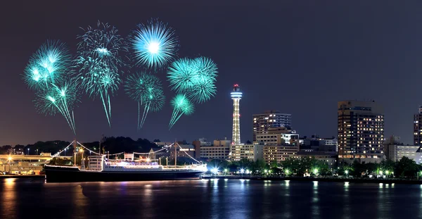 庆祝在滨海湾在横滨市的烟花 — 图库照片