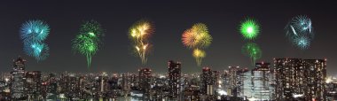 Tokyo cityscape üzerinde gece kutluyor havai fişek
