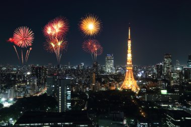 Tokyo cityscape üzerinde gece kutluyor havai fişek