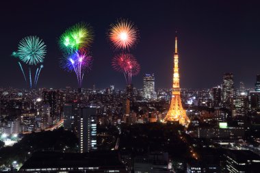 Tokyo cityscape üzerinde gece kutluyor havai fişek