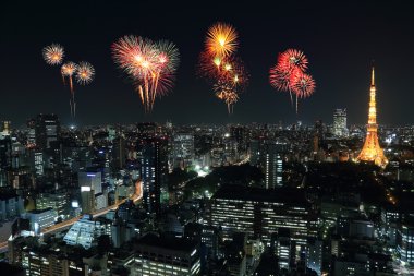 Tokyo cityscape üzerinde gece kutluyor havai fişek