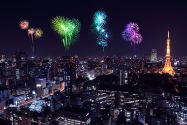 Tokyo cityscape üzerinde gece kutluyor havai fişek