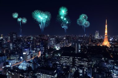 Tokyo cityscape üzerinde gece kutluyor havai fişek