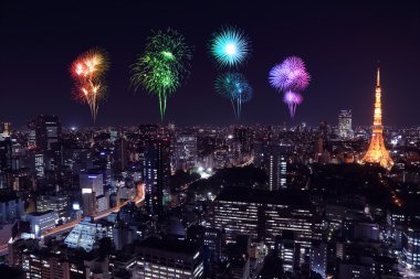 Tokyo cityscape üzerinde gece kutluyor havai fişek