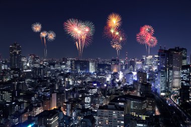 Tokyo cityscape üzerinde gece kutluyor havai fişek 
