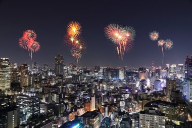 Tokyo cityscape üzerinde gece kutluyor havai fişek