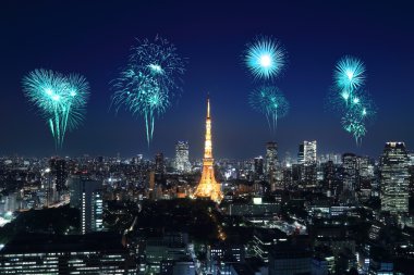 Tokyo cityscape üzerinde gece kutluyor havai fişek