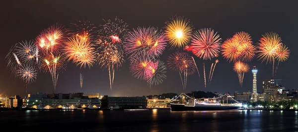 Fuochi d'artificio che festeggiano sulla baia di Yokohama — Foto Stock