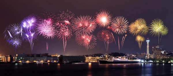 Ohňostroj oslava nad marina bay v Jokohamě — Stock fotografie