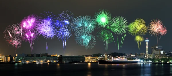 Fuegos artificiales celebrando sobre la bahía marina en la ciudad de Yokohama — Foto de Stock