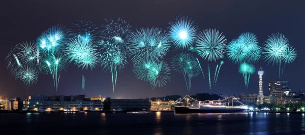 Ohňostroj oslava nad marina bay v Jokohamě — Stock fotografie