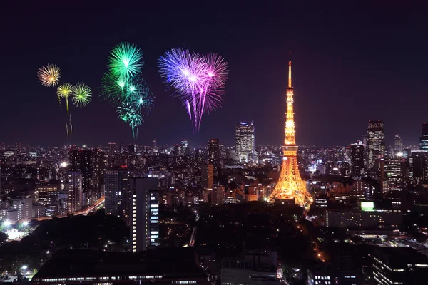 Fuegos artificiales celebrando sobre el paisaje urbano de Tokio por la noche — Foto de Stock